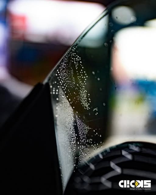 Wasserperlen auf versiegeltem Glas